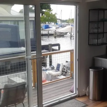بوتيل Cozy Luxury Houseboat With 2 Terraces